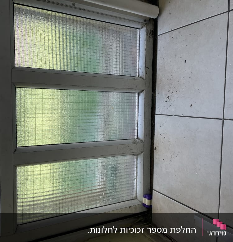 חלונות זכוכית מרובעים עם מסגרת מתכתית